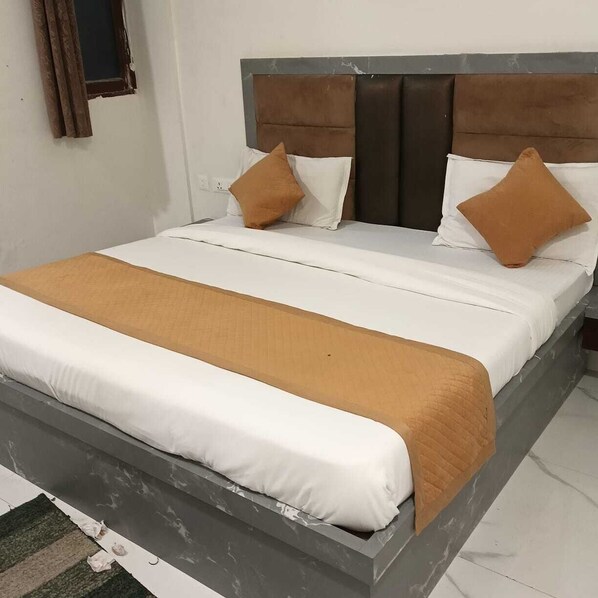 Desk, free WiFi - Hotel Taj Holiday (Agra)