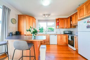 House, Garden View | Private kitchen - StayAU Luxe 6BR Cradle Mountain (Kings Meadows)