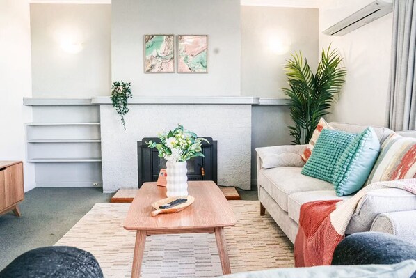 House, Garden View | Living area - StayAU Luxe 6BR Cradle Mountain (Kings Meadows)