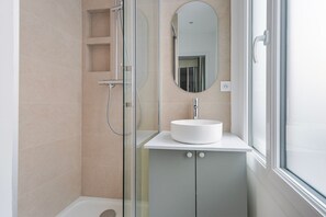 Hair dryer, towels - Blueground | Gros-Caillou, view, nr Eiffel Tower (Paris)