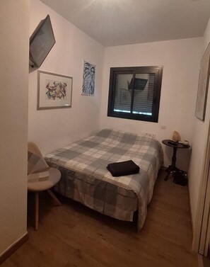2 bedrooms, iron/ironing board, WiFi, bed sheets - Superior guest room with private bathroom (Sitges)