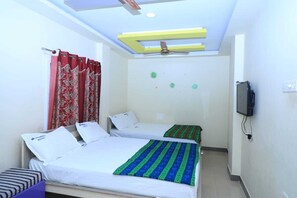 Double Room | Desk, free WiFi - Vigneshwara Residency (Thirunallar)