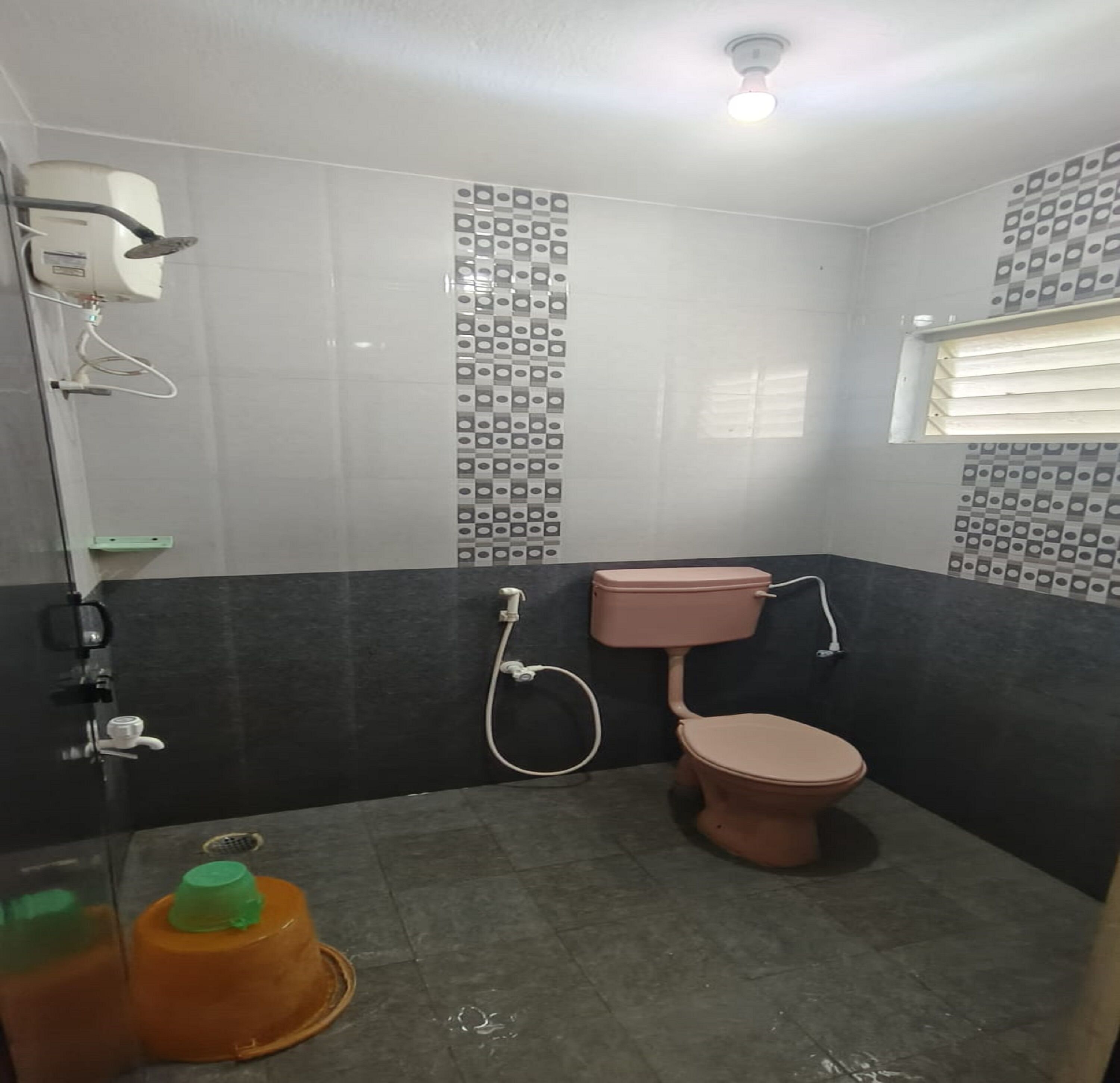 淋浴设施、毛巾、肥皂、洗发水