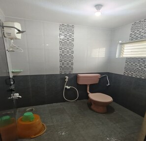 Dusj, håndklær, såpe og sjampo