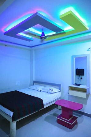 Double Room | Desk, free WiFi - Vigneshwara Residency (Thirunallar)