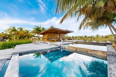 Luxury villa in gated community with tropical garden, pool & pet friendly