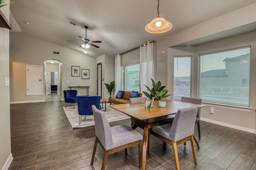 Guest favorite 4 Bedroom  1500 sqft Home Near New Shopping Centers & Restaurants