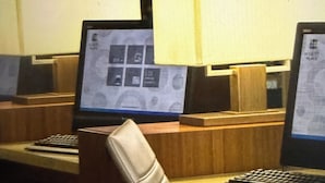 Un laboratorio informatico con postazioni individuali, ciascuna dotata di tastiera e monitor.