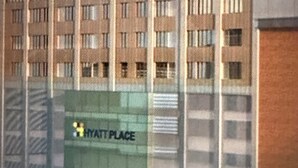 Un edificio con un cartello che riporta la scritta "HYATT PLACE".