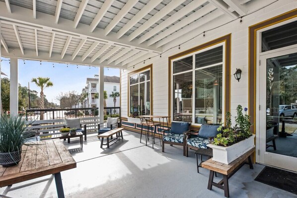 Outdoor dining - Evening Tide Cottage (Hanahan)