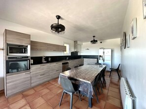 Fridge, dishwasher, cookware/dishes/utensils