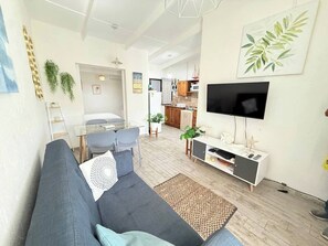 Living area - 100m from the beach - Cozy and with 24/7 security (Jacó)