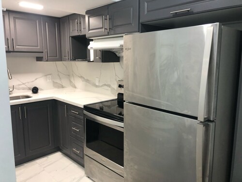 Modern Luxury Private Suite | 1+Den • 1.5 Bath • Parking