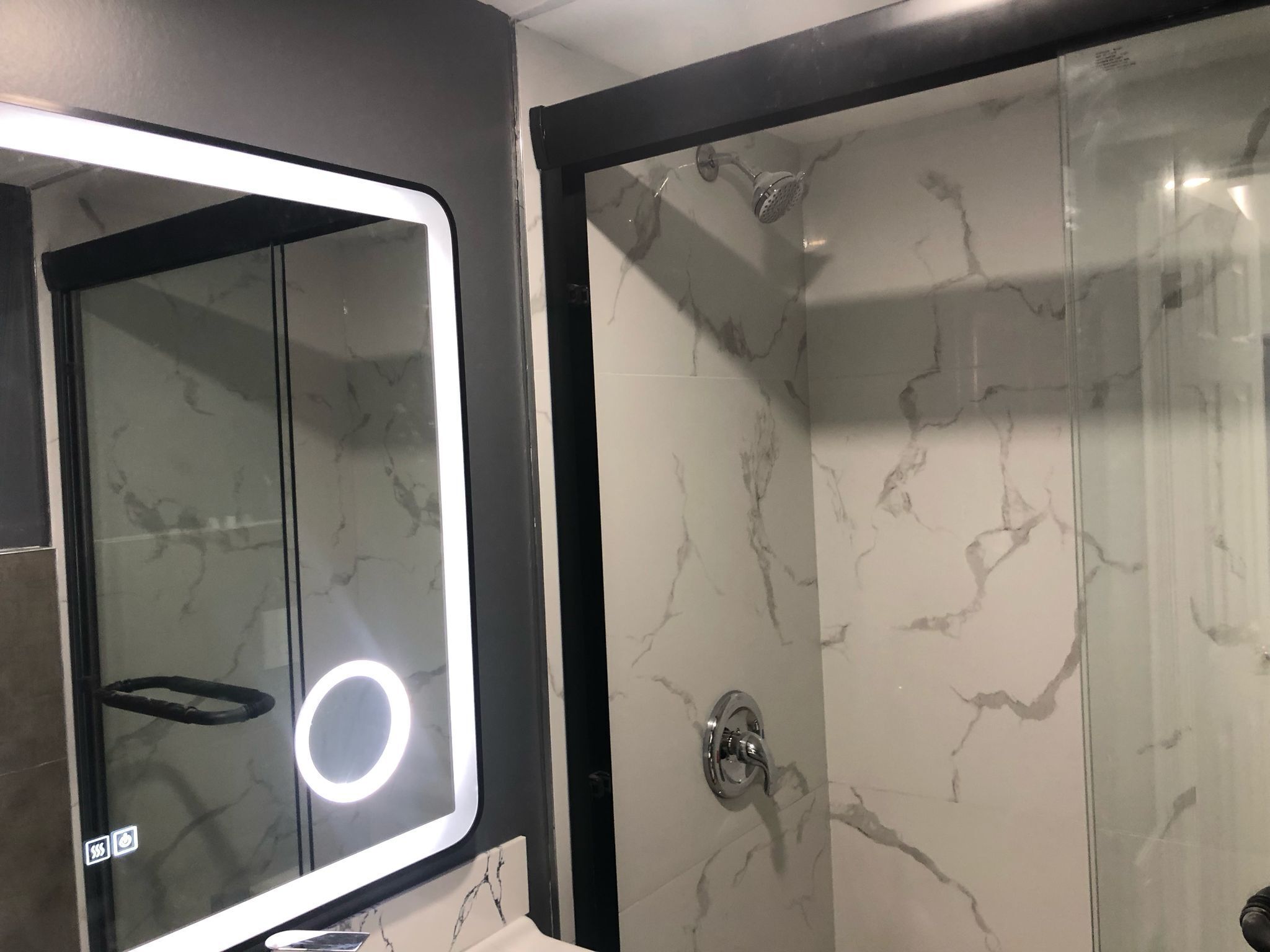 Dusj, håndklær, såpe og toalettpapir