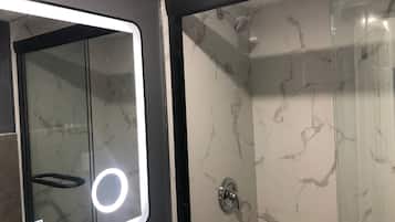 Dusj, håndklær, såpe og toalettpapir