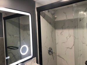 Dusj, håndklær, såpe og toalettpapir