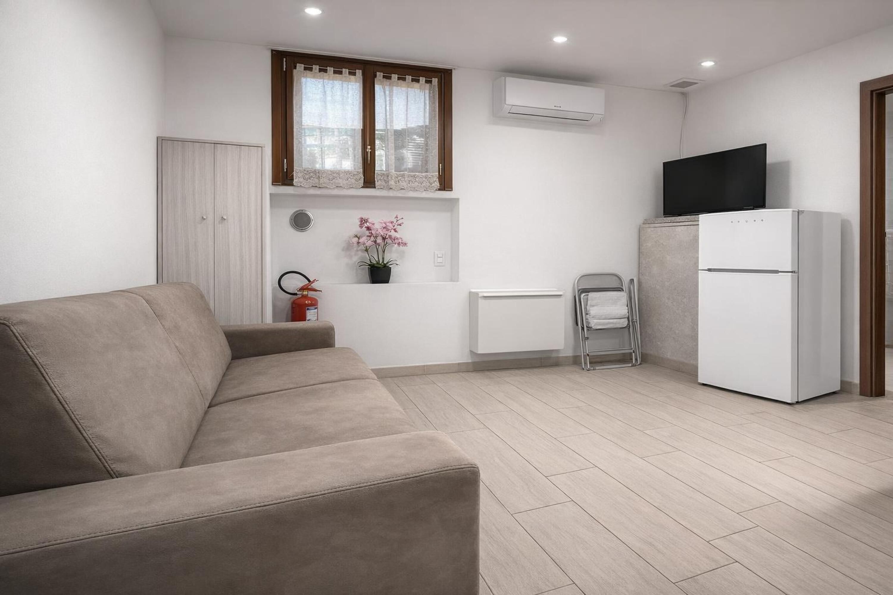 Monolocale familiare, aria condizionata, fronte mare (Vespucci Studio - Next to the Sea) | Area soggiorno | Smart TV
