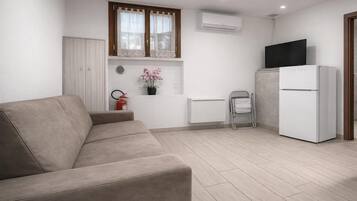 Monolocale familiare, aria condizionata, fronte mare (Vespucci Studio - Next to the Sea) | Area soggiorno | Smart TV