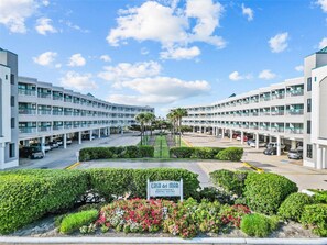 Exterior - Wonderful Beach front 1-bedroom condo sleeps 4 (Galveston)