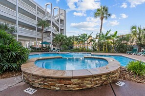 Pool - Wonderful Beach front 1-bedroom condo sleeps 4 (Galveston)