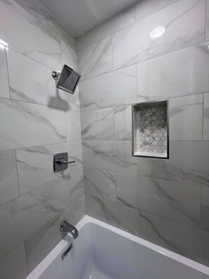 Shower, hair dryer, towels, soap - SPACIOUS 3BR Near DC- Parking III (Fort Washington)
