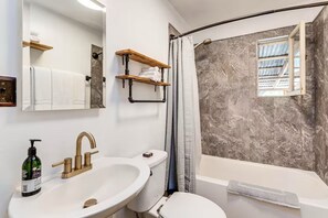 SĂšche-cheveux, serviettes fournies, savon, papier toilette