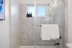 Dusche, Haartrockner, Handtücher, Seife