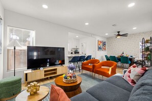 Smart-TV, Tischfußball, Bücher