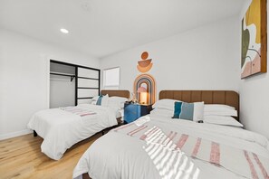 3 Schlafzimmer, Schreibtisch, Bügeleisen/Bügelbrett, Reisekinderbett