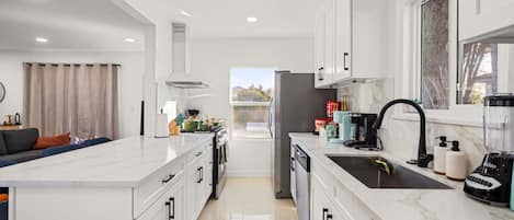 Réfrigérateur, micro-ondes, four, plaque de cuisson