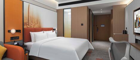 Una habitación de hotel moderna con una cama grande, un escritorio, una silla y un televisor.