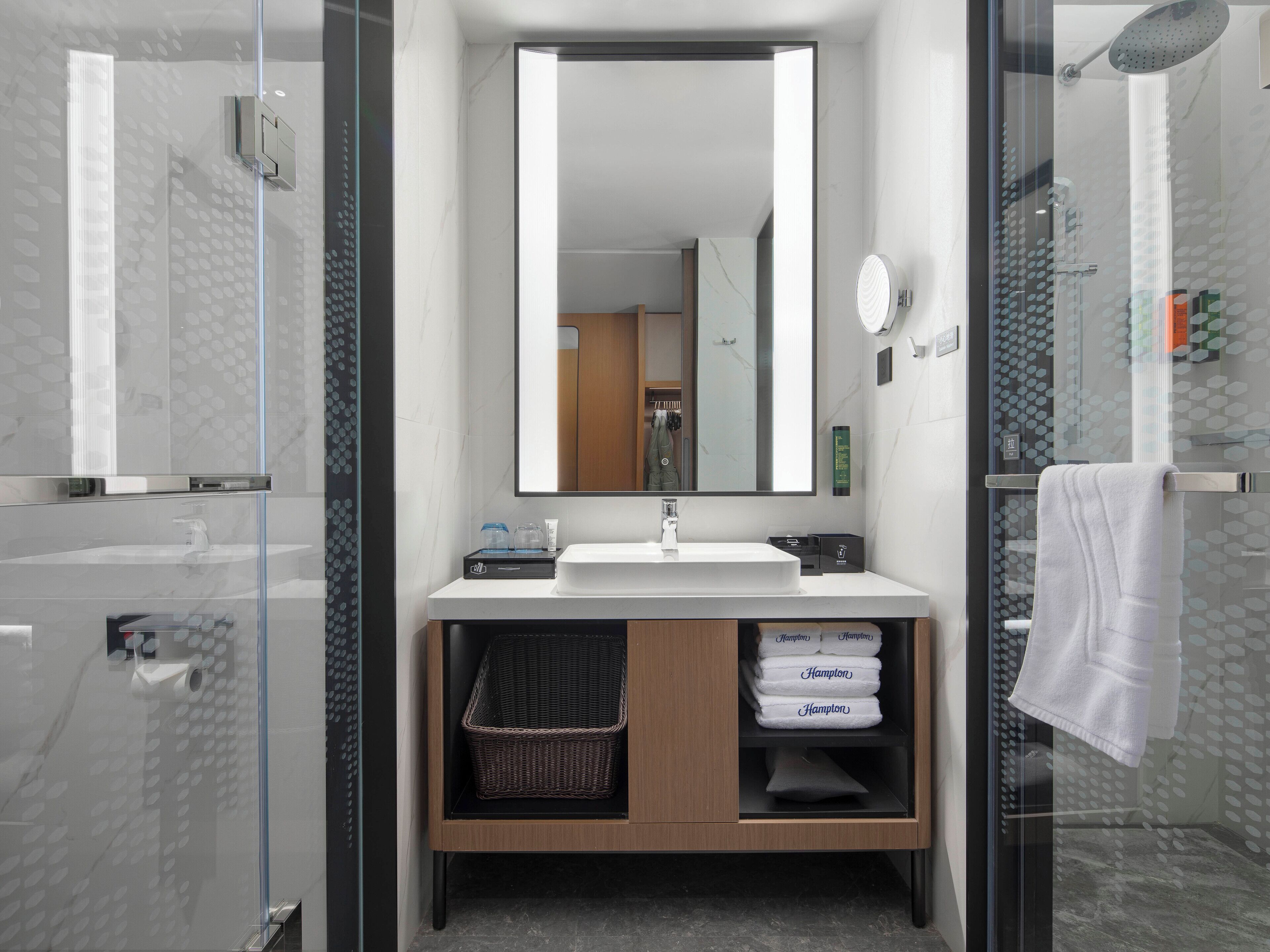 Dusj, hårføner, håndklær og sjampo