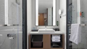 Dusj, hårføner, håndklær og sjampo