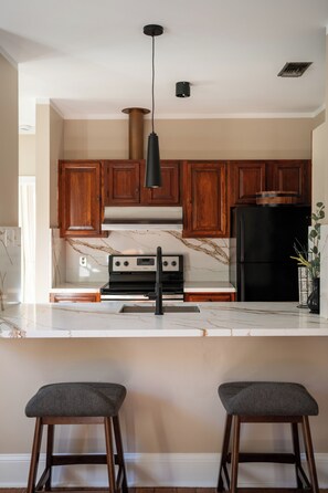 Microwave, oven, stovetop, dishwasher - Digital Nomad Paradise -French Quarter w courtyard walk everywhere sleep quietly (New Orleans)