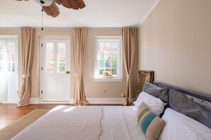 Iron/ironing board, WiFi, bed sheets - Digital Nomad Paradise -French Quarter w courtyard walk everywhere sleep quietly (New Orleans)