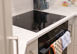 Private kitchen - Comfy 1 Bed Airdrie Flat w Private Parking (Airdrie)
