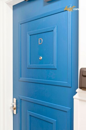 Key box located to the right of the apartment’s front door. - Comfy 1 Bed Airdrie Flat w Private Parking (Airdrie)