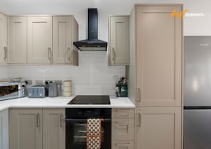 Private kitchen - Comfortable 2 Bed Airdrie Flat w Private Parking (Airdrie)