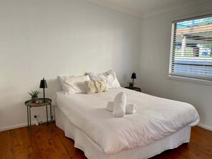2 bedrooms, bed sheets - Lookin' Good ~ 300m to Inyadda Beach (Manyana)