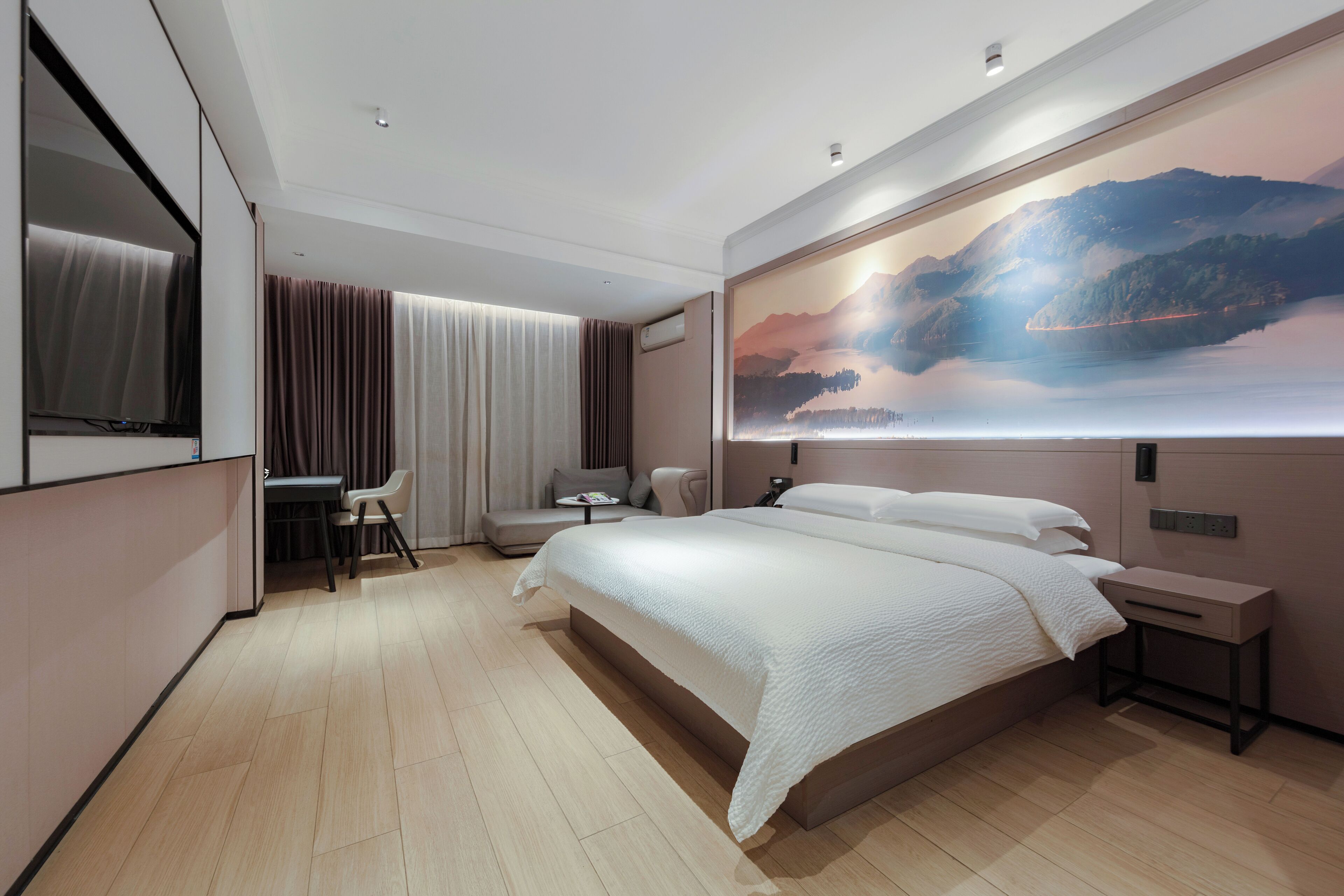 Escritorio, espacio para trabajar con laptop y cortinas blackout 