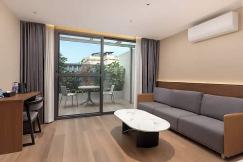 Habitación familiar con 2 camas individuales, vistas al patio, en la zona del patio | Escritorio, espacio para trabajar con un portátil, cortinas opacas