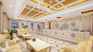 A spacious lobby with a high ceiling, chandeliers, and a reception desk. - Tong Yuan International Hotel Guangzhou East Railway Station Meihuayuan Subway Station Branch  (Guangzhou)