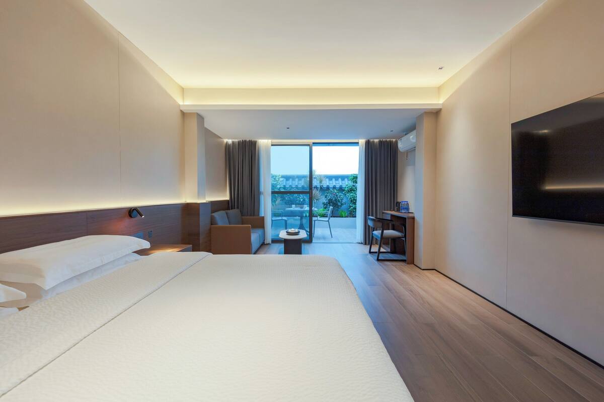 Escritorio, espacio para trabajar con laptop y cortinas blackout