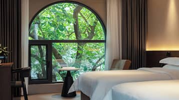 Villa Superior, letti multipli, vista cortile | Una scrivania, postazione laptop, tende oscuranti, insonorizzazione