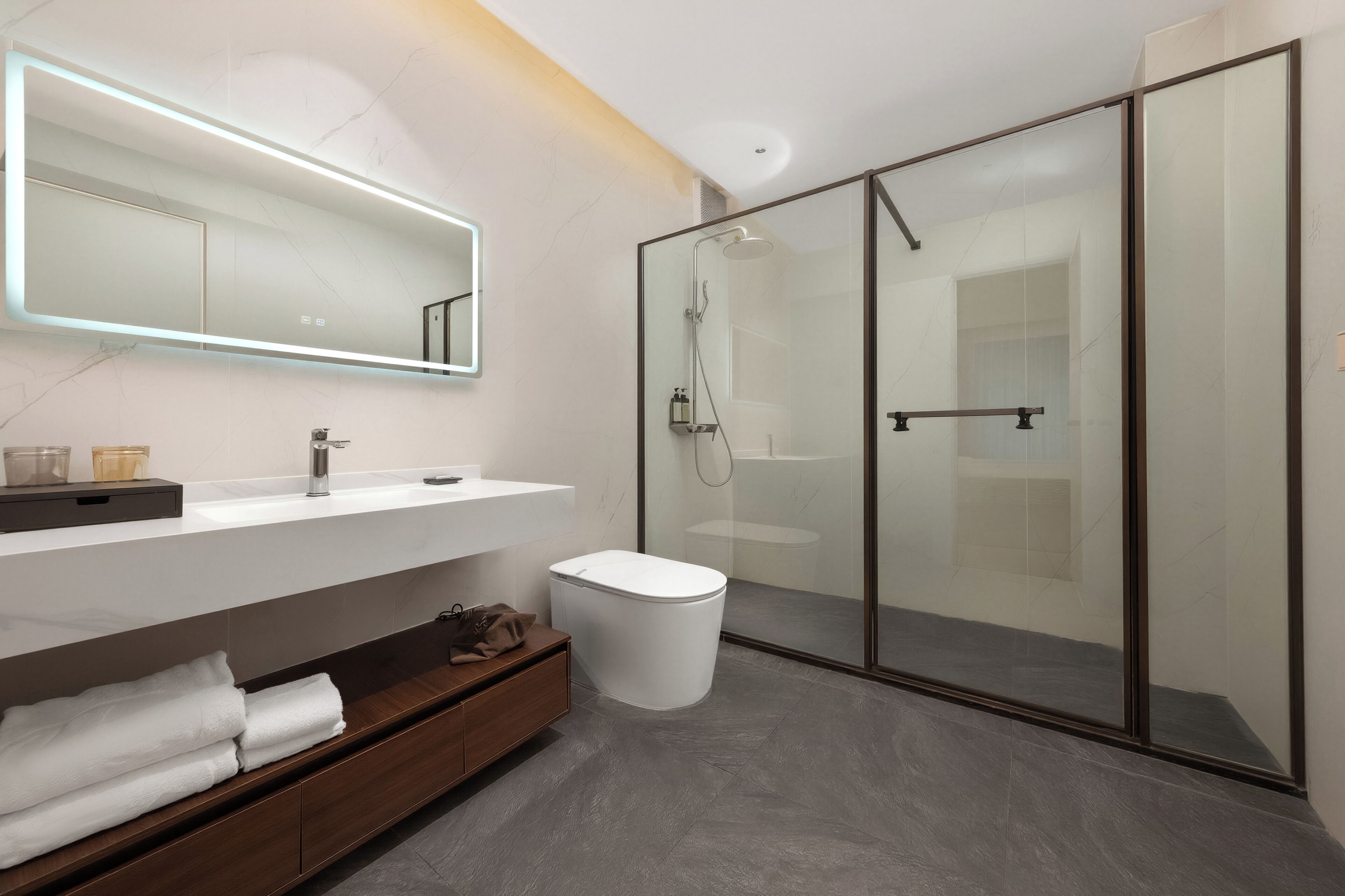 Habitación superior con 2 camas individuales, vistas al patio | Baño | Ducha y cabezal de ducha tipo lluvia