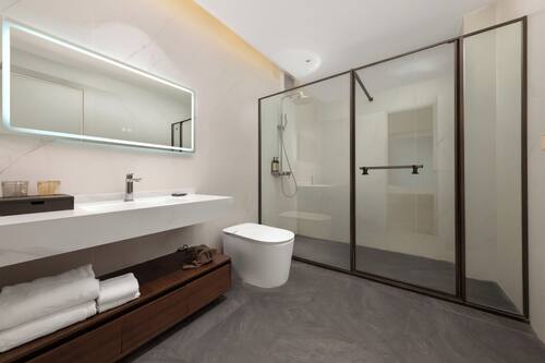 Habitación superior con 2 camas individuales, vistas al patio | Baño | Ducha y cabezal de ducha tipo lluvia
