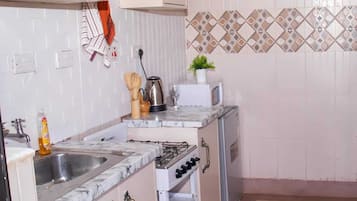 Réfrigérateur, micro-ondes, batterie de cuisine, vaisselle et ustensiles