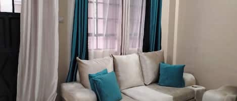 Lägenhet Business - utsikt mot staden | Vardagsrum | 32-tums smart-tv med digitalkanaler