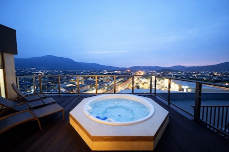 Outdoor spa tub. HOTEL CUORE TSURUGA