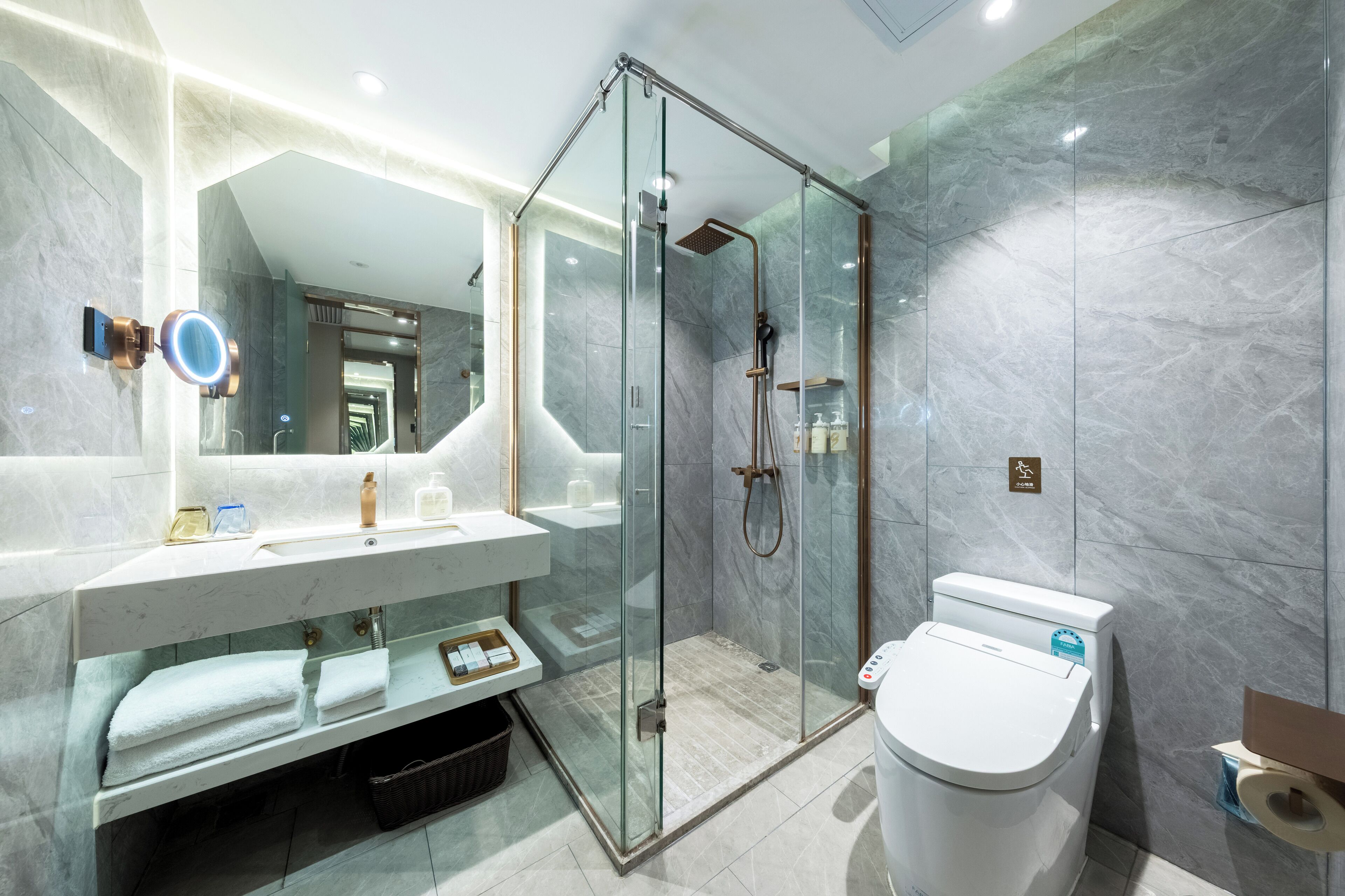 Superior-Zweibettzimmer, ohne Fenster | Badezimmer | Dusche, kostenlose Toilettenartikel, Haartrockner, Hausschuhe
